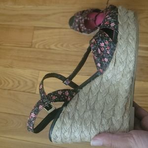 American Eagle Floral Wedges size 7